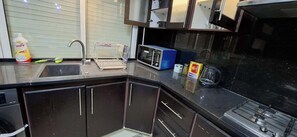 Refrigerador, microondas, horno y parrilla de estufa 