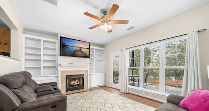 Tuscany Lane - 2 floor townhouse, Near Lake, Pool, Pets OK - LKN Location