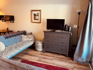 Living area - Cozy 1-bedroom studio in downtown Lincoln, in the hub of the White Mountains. (Lincoln)