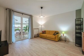 Smart TV - Attilia House. Brand new one bedroom apartment for your unforgettable vacation in Sirmione (Sirmione)