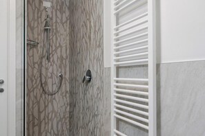 Hair dryer, towels, soap, toilet paper - Attilia House. Brand new one bedroom apartment for your unforgettable vacation in Sirmione (Sirmione)