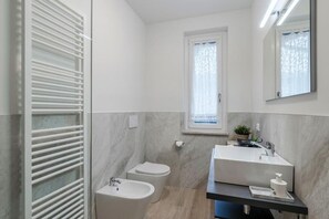 Hair dryer, towels, soap, toilet paper - Attilia House. Brand new one bedroom apartment for your unforgettable vacation in Sirmione (Sirmione)