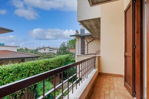 Property grounds - Attilia House. Brand new one bedroom apartment for your unforgettable vacation in Sirmione (Sirmione)