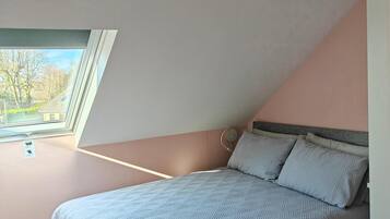 4 bedrooms, iron/ironing board, free WiFi, bed sheets
