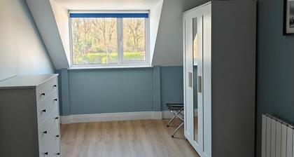 4 Bed House Sleeps 8 - Enclosed Garden - Parking