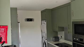 Een koelkast, een magnetron, een oven, een kookplaat