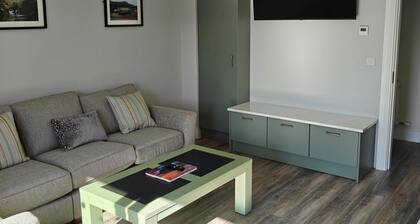 4 Bed House Sleeps 8 - Enclosed Garden - Parking