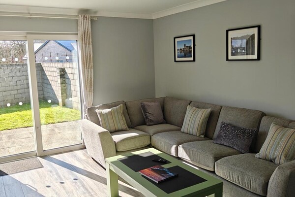 4 Bed House Sleeps 8 - Enclosed Garden - Parking - Killarney
