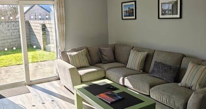 4 Bed House Sleeps 8 - Enclosed Garden - Parking