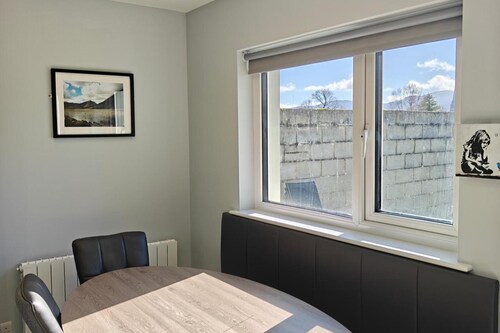 4 Bed House Sleeps 8 - Enclosed Garden - Parking