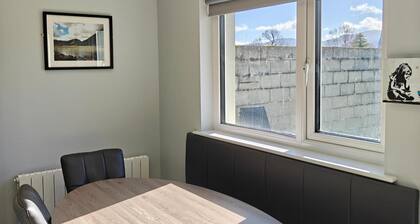 4 Bed House Sleeps 8 - Enclosed Garden - Parking
