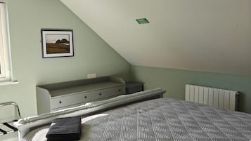 4 bedrooms, iron/ironing board, free WiFi, bed sheets