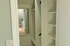 Interior - 4 Bed House Sleeps 8 - Enclosed Garden - Parking (Killarney)