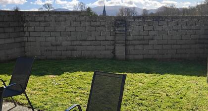 4 Bed House Sleeps 8 - Enclosed Garden - Parking