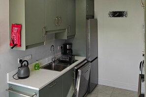 Fridge, microwave, oven, stovetop - 4 Bed House Sleeps 8 - Enclosed Garden - Parking (Killarney)