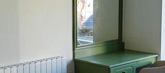 4 Bed House Sleeps 8 - Enclosed Garden - Parking