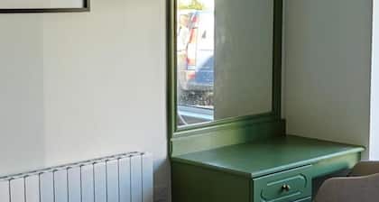 4 Bed House Sleeps 8 - Enclosed Garden - Parking