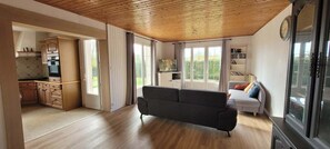 Living area - House with 4100 m2 grounds 2 km from the Piquet au Tablier chaos site. (Le Tablier)