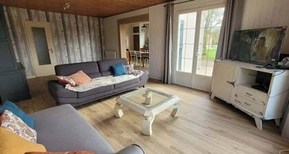 House with 4100 m2 grounds 2 km from the Piquet au Tablier chaos site.