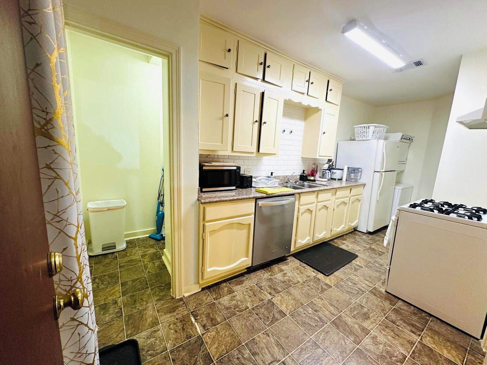 Coffee/tea maker, fridge, microwave, oven
