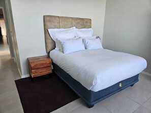 4 bedrooms, iron/ironing board, Internet, bed sheets