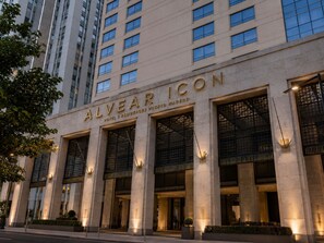 Entrada de un hotel con un gran cartel que dice 'ALVEAR ICON HOTEL & RESIDENCES PUERTO MADERO'.