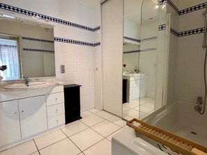 Bathroom - Apartment sea view, parking - 4 guests (Canet-en-Roussillon)