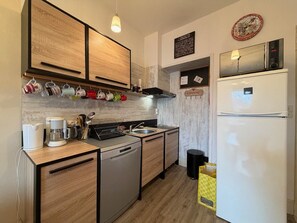 Fridge, microwave, stovetop, coffee/tea maker - Mont-Dore - Central T3, WIFI, 100m to Amenities (Mont-Dore)