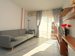 TV - Apartment for 4, near beach - AC (Lloret de Mar)