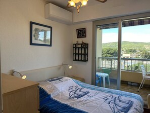 1 bedroom - 2-room apartment with air conditioning, sea view in Bormes-les-Mimosas (Bormes-les-Mimosas)