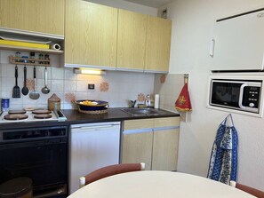 Fridge, microwave, oven, stovetop - 2-room apartment with air conditioning, sea view in Bormes-les-Mimosas (Bormes-les-Mimosas)