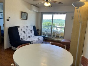 TV - 2-room apartment with air conditioning, sea view in Bormes-les-Mimosas (Bormes-les-Mimosas)