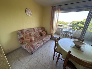 Living area - Studio with terrace and sea view - 4 guests (Le Grau-du-Roi)