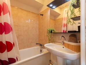 Bathroom - Functional T3 with terrace and parking, Saint-Lary-Soulan (Saint-Lary-Soulan)