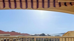 A balcony with a view of the sea and distant hills. - Apartment with panoramic sea view - 4 guests (Bormes-les-Mimosas)