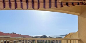 A balcony with a view of the sea and distant hills. - Apartment with panoramic sea view - 4 guests (Bormes-les-Mimosas)