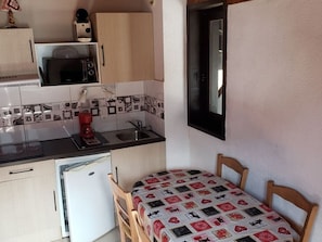 Fridge, microwave, coffee/tea maker, toaster - Cozy studio for 4 people with parking in Châtel (Châtel)
