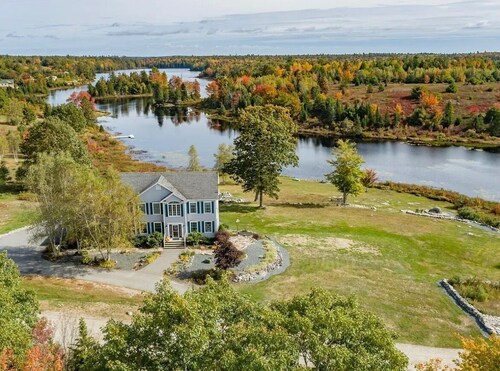 Waterfront + Kayaks | Morancy Pond | Sleeps 14
