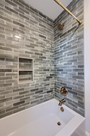 Dusche, Whirlpool, Haartrockner, Handtücher