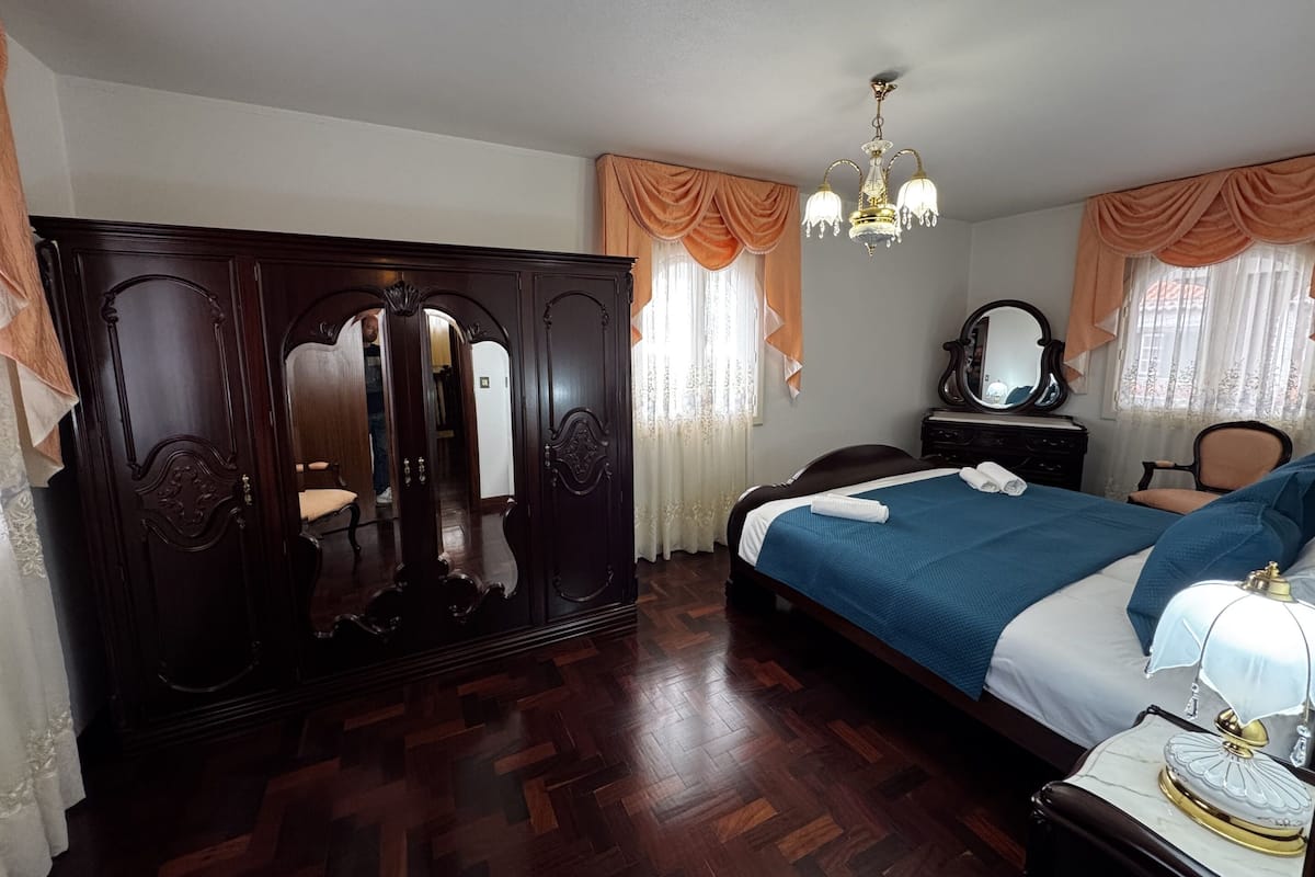 Dúplex superior, baño privado, vista al océano (Sunrise Villa) | Cortinas blackout, insonorización y tabla de planchar con plancha