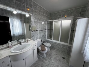 Classic Chalet, Ocean View | Bathroom - Sunrise Villa (Ponta do Sol)