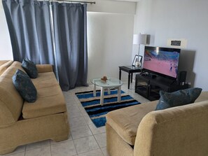 Living area - 3-bedroom apartment in peaceful Ocho Rios with AC comfort (Ocho Rios)