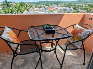 Outdoor dining - 3-bedroom apartment in peaceful Ocho Rios with AC comfort (Ocho Rios)