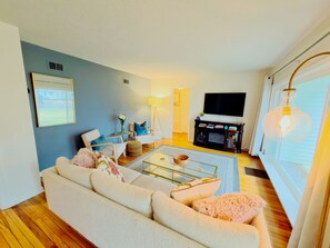 Smart TV - Summer Retreat in Traverse City: Steps to TART Trail & State Park Beach (Traverse City)