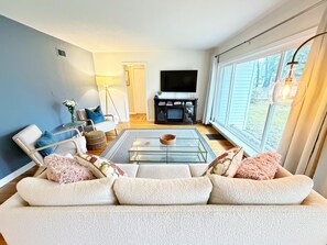 Smart TV - Summer Retreat in Traverse City: Steps to TART Trail & State Park Beach (Traverse City)
