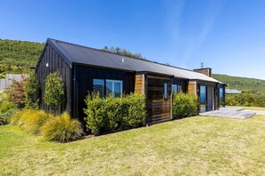 Exterior - Loch Eagles Retreat with spectacular scenic view of lake (Kinloch)