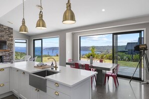 Dining - Loch Eagles Retreat with spectacular scenic view of lake (Kinloch)