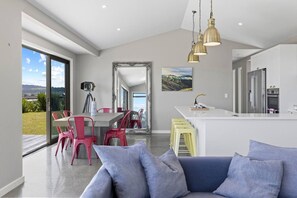 TV, fireplace - Loch Eagles Retreat with spectacular scenic view of lake (Kinloch)