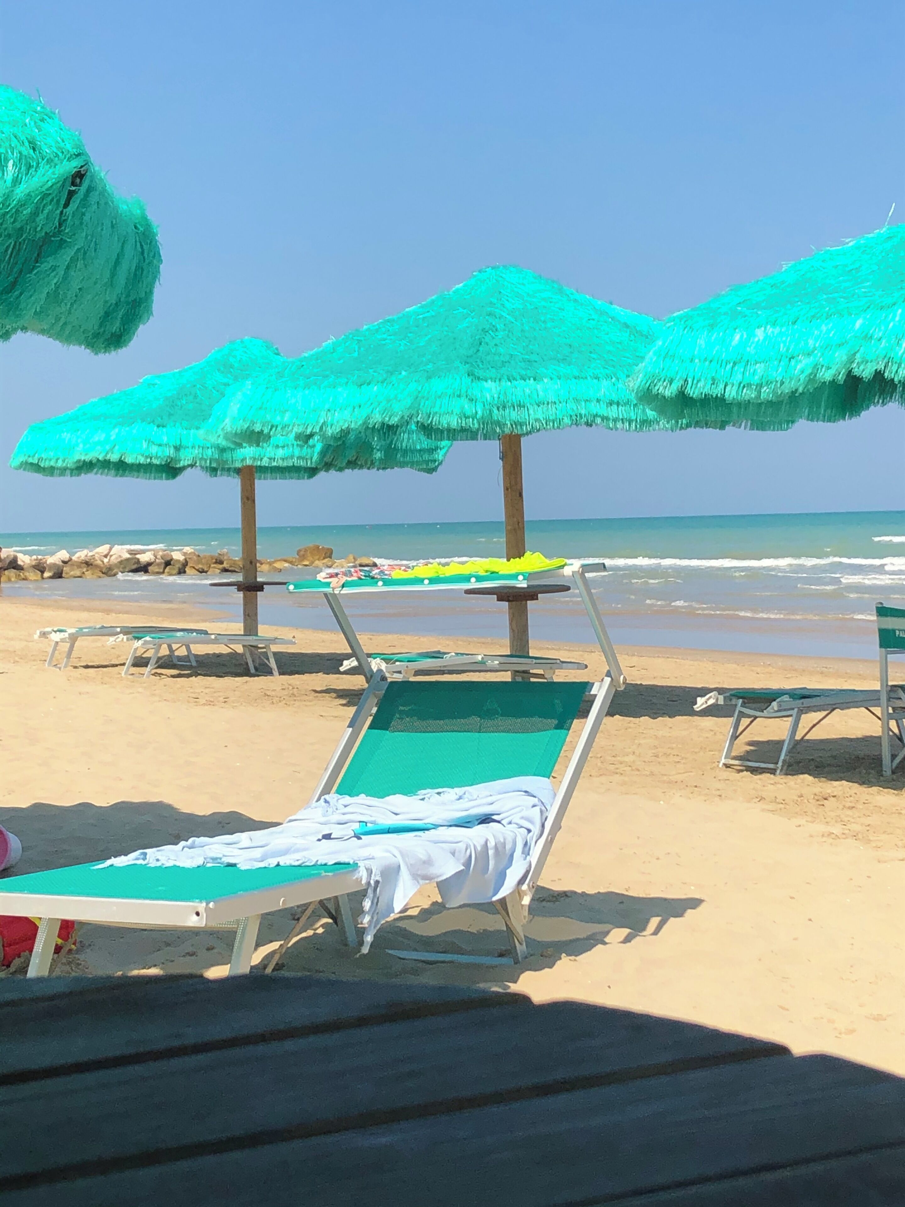 Plage, chaises longues