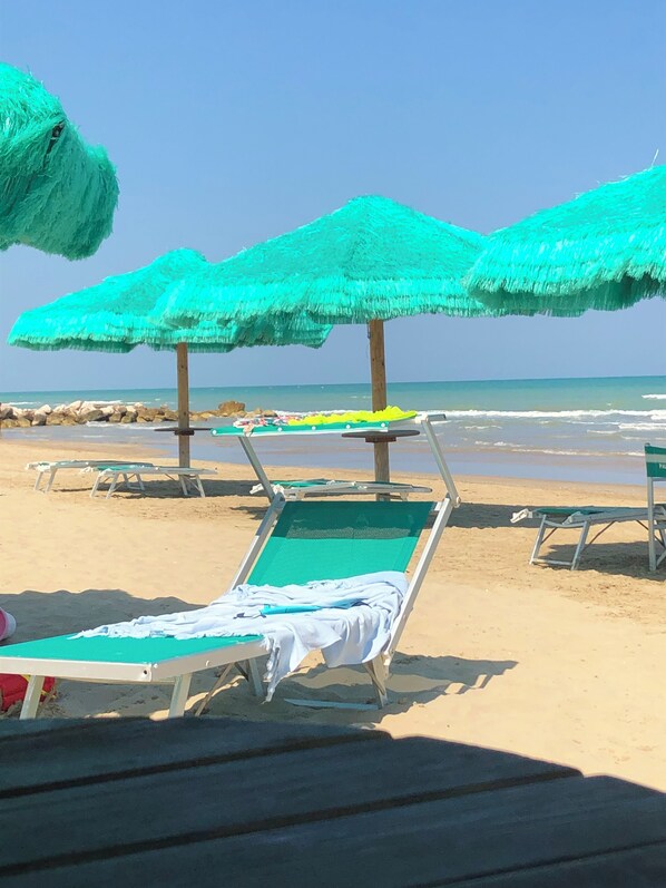 Na praia, espreguiçadeiras 